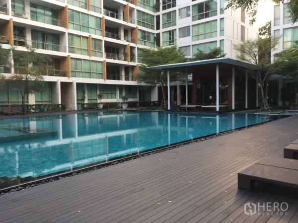 公寓 出租在Khlong Toei, Bangkok - 度假风大型泳池与日光甲板，周围为现代低层公寓楼