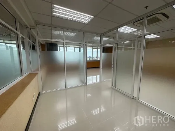 办公空间 出租在Suan Luang, Bangkok - 走道式区域，多扇磨砂玻璃门，周边窗户引入自然采光。