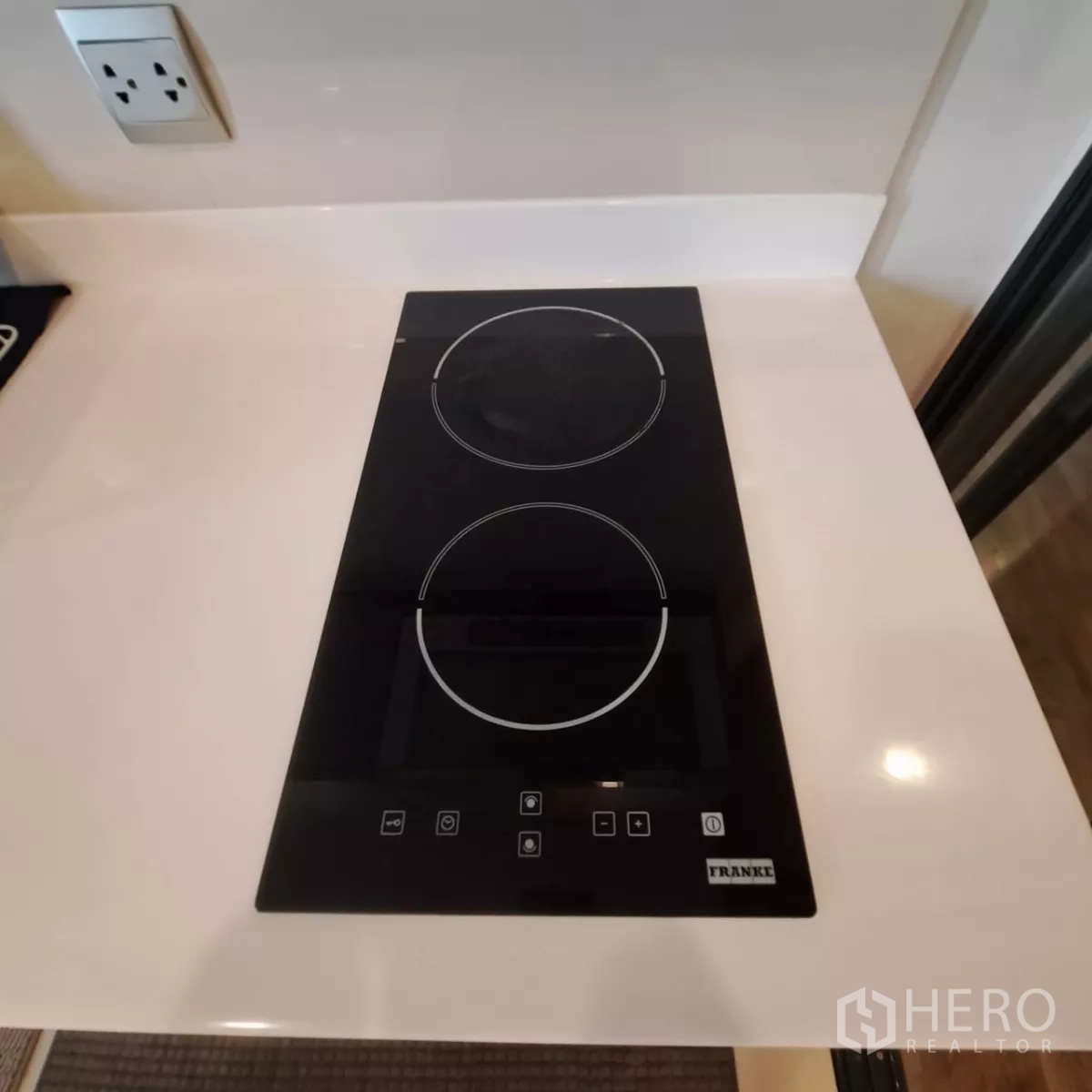 คอนโด ให้เช่าในChatuchak, Bangkok - ภาพใกล้เตาไฟฟ้าอินดักชัน 2 หัวบนท็อปสีขาว