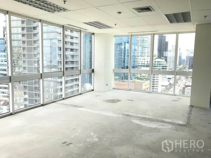 Office Space for rent in Khlong Toei, Bangkok - Corner office zone with wraparound windows overlooking the Bangkok skyline.