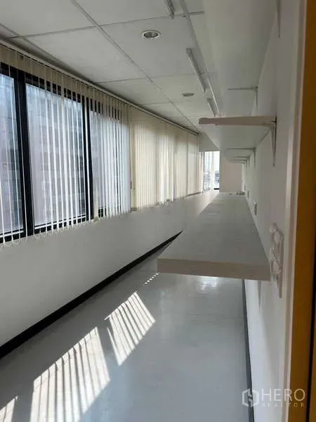 สำนักงาน ให้เช่าในKhlong Toei, Bangkok - โถงทางเดินสว่างด้วยหน้าต่างยาว ม่านปรับแสง และชั้นลอย