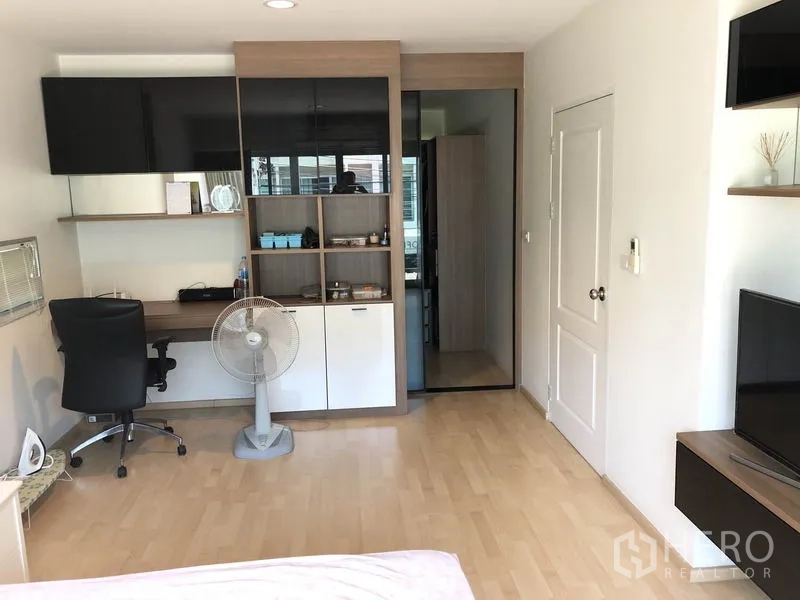 ทาวน์เฮาส์ ให้เช่าหรือขายในSuan Luang, Bangkok - ห้องนอนพื้นไม้ พร้อมโต๊ะทำงาน ชั้นวางของ และตู้เสื้อผ้าโทนอบอุ่น