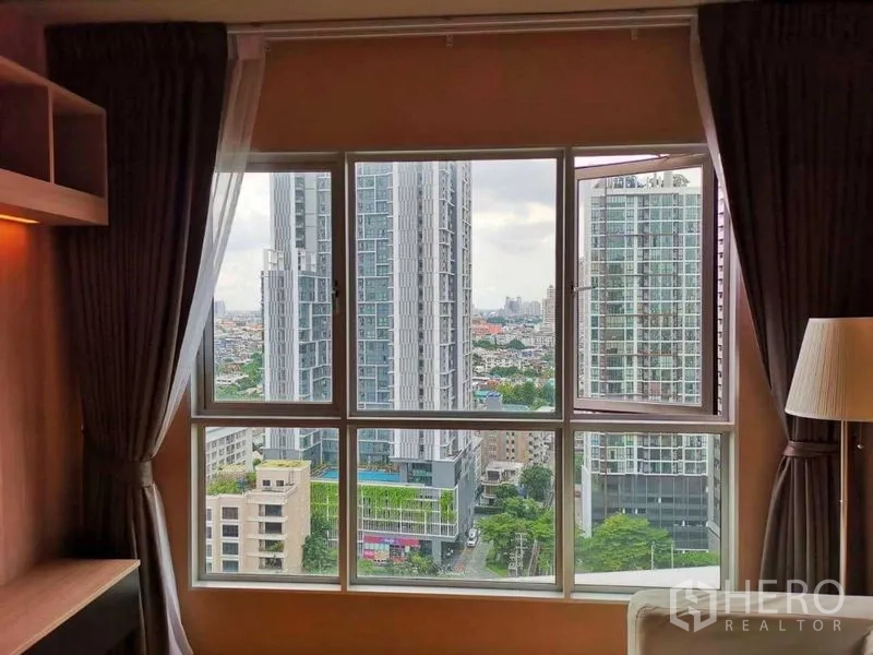 Condominium for sale in Khlong San, Bangkok - Large window framing the Bangkok skyline from a high-floor Khlong San condominium.