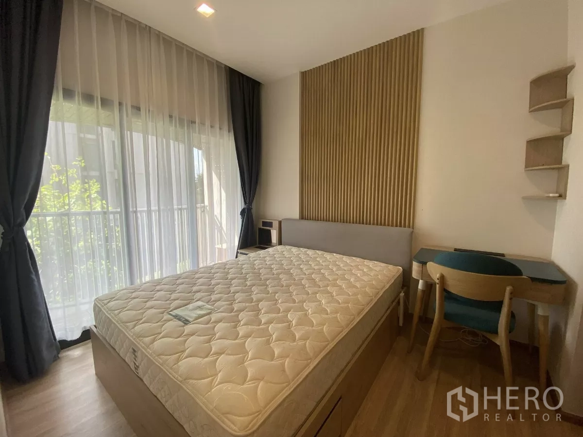 คอนโด ให้เช่าหรือขายในWatthana, Bangkok - ห้องนอนอบอุ่น หน้าต่างบานใหญ่ ม่านทึบ หัวเตียงบุ และโต๊ะทำงานขนาดกะทัดรัด