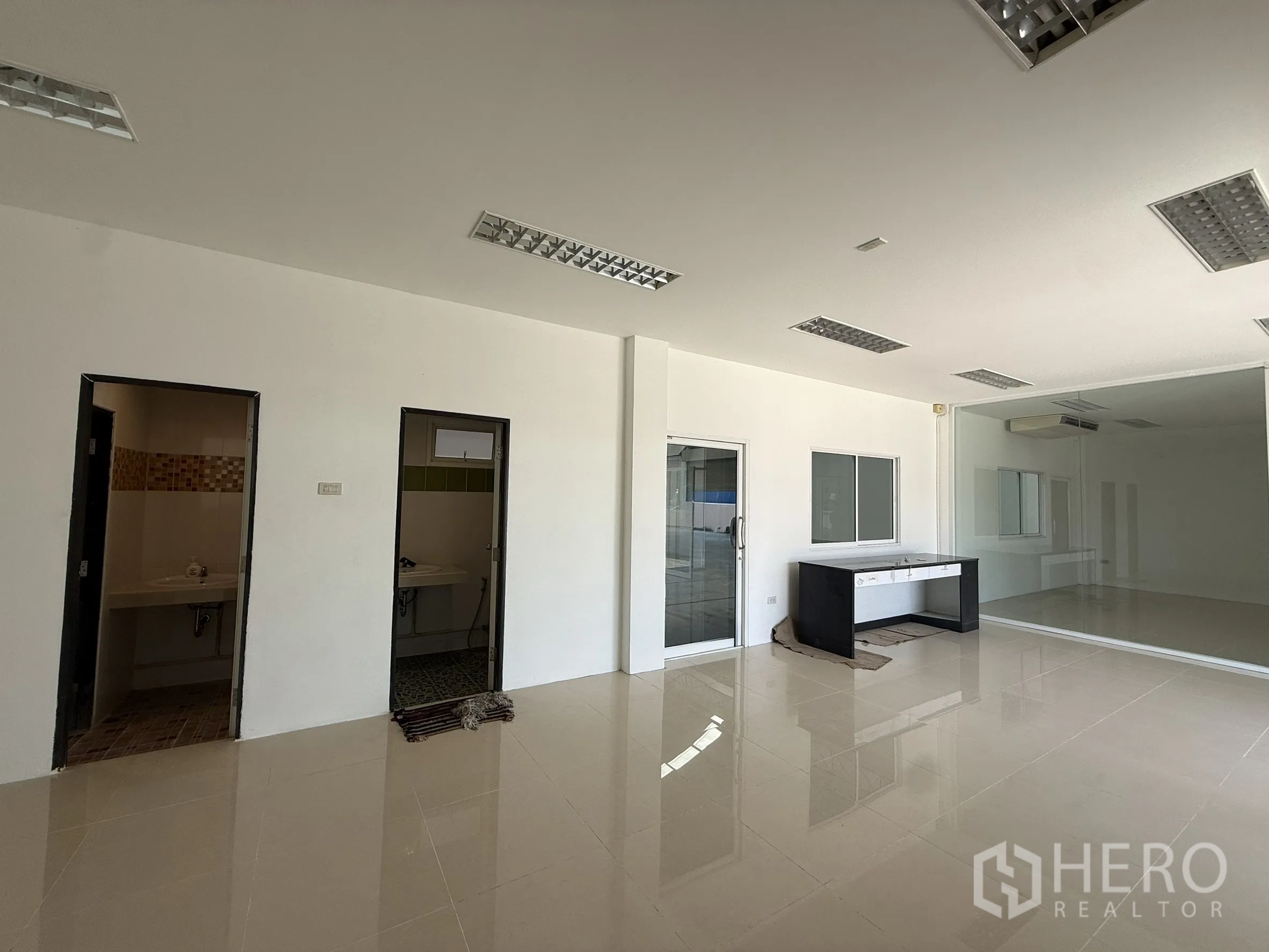 Warehouse for rent or sale in Bang Bo, Samut Prakan - Office area featuring two restrooms and a service counter.