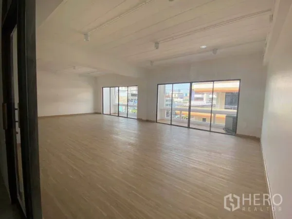 สำนักงาน ให้เช่าในWatthana, Bangkok - สำนักงานโอเพ่นสเปซสว่าง พื้นลายไม้ พร้อมประตูกระจกบานเลื่อนเต็มผนังเห็นวิวพระโขนง.