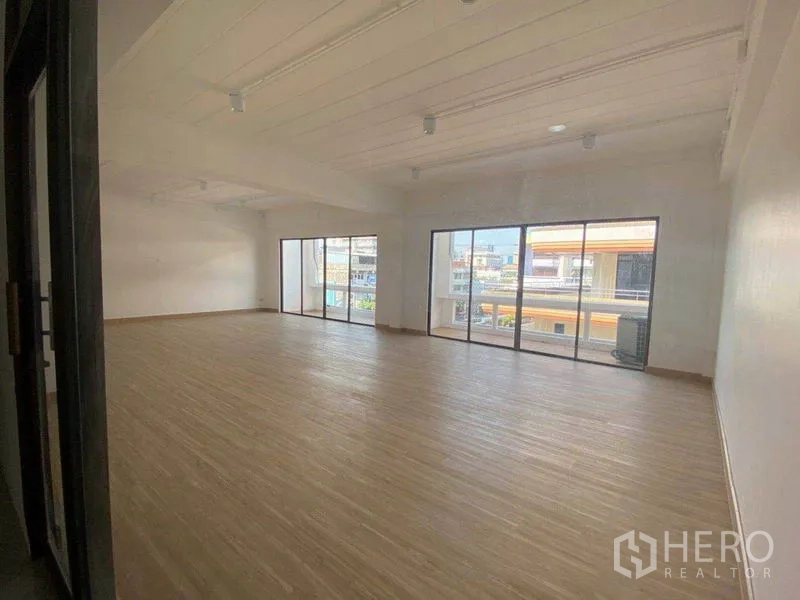 สำนักงาน ให้เช่าในWatthana, Bangkok - สำนักงานโอเพ่นสเปซสว่าง พื้นลายไม้ พร้อมประตูกระจกบานเลื่อนเต็มผนังเห็นวิวพระโขนง.