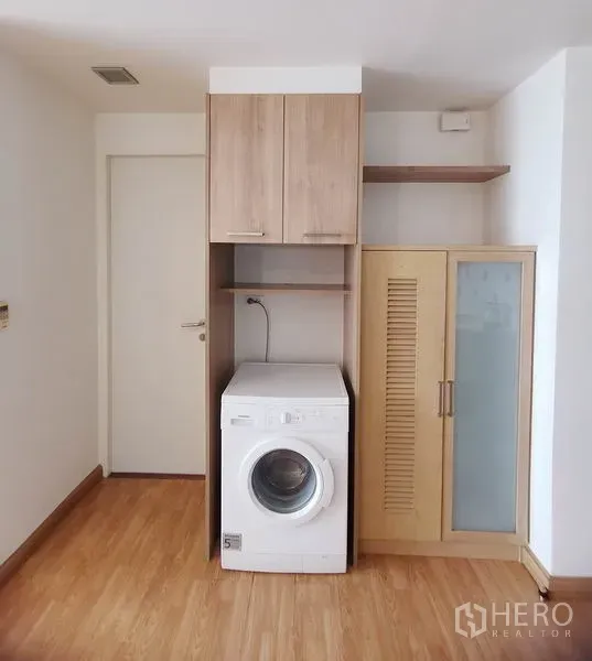 คอนโด ให้เช่าในWatthana, Bangkok - มุมซักล้างพร้อมตู้บิวท์อินและเครื่องซักผ้าฝาหน้า พื้นไม้