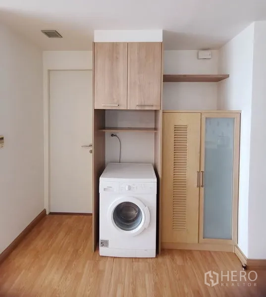 คอนโด ให้เช่าในWatthana, Bangkok - มุมซักล้างพร้อมตู้บิวท์อินและเครื่องซักผ้าฝาหน้า พื้นไม้