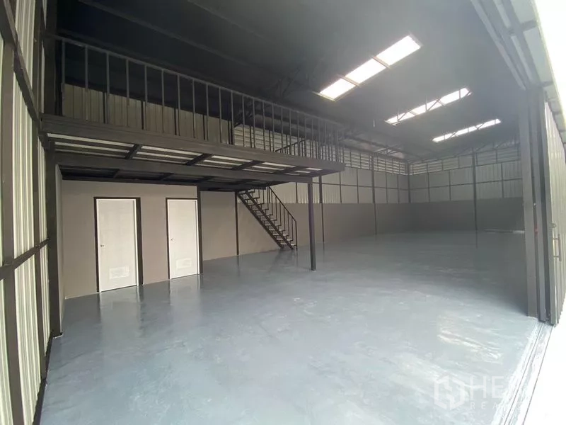 Warehouse for rent in Wang Thonglang, Bangkok - Warehouse entry with mezzanine platform, two internal doors and staircase for office or storage use