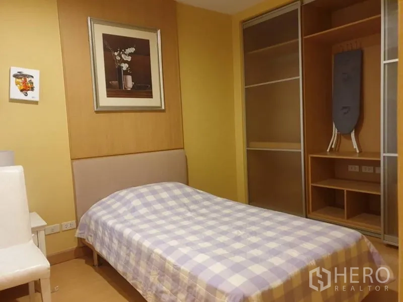 คอนโด ให้เช่าในWatthana, Bangkok - ห้องนอนรองเตียงเดี่ยว ตู้เสื้อผ้าบานเลื่อนบิวท์อิน และชั้นเก็บของ