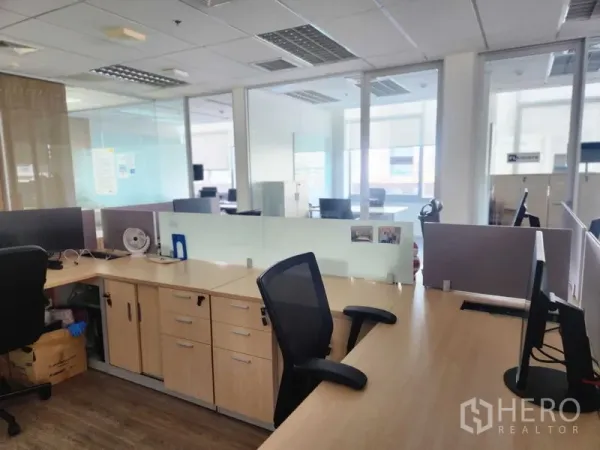 办公空间 出租 - 开放式办公室，浅木色工位、玻璃隔断与人体工学椅。