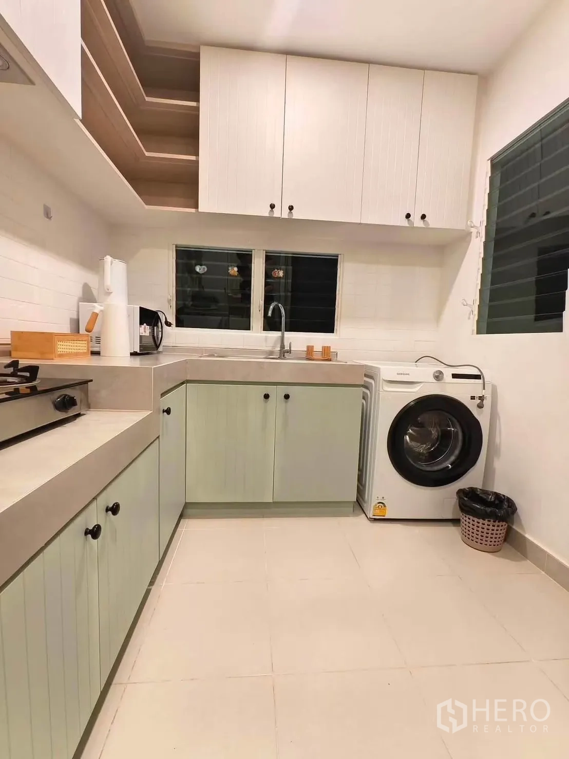 独栋房屋 for rent in Bang Phli, Samut Prakan - L形台面厨房，收纳充足，带水槽与洗衣机。