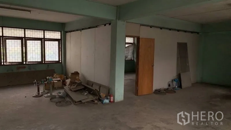 อาคารพาณิชย์ ขายในKhlong Toei, Bangkok - ชั้นบนกว้าง มีห้องกั้นผนัง หน้าต่างบานกระจกตะแกรง และพื้นคอนกรีตเดิม