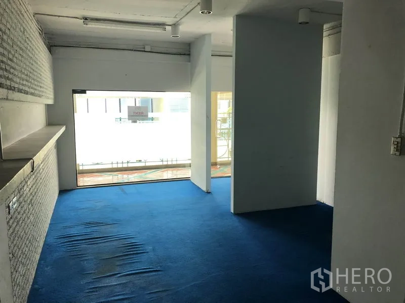 สำนักงาน ให้เช่าในRatchathewi, Bangkok - โซนออฟฟิศสว่างไสว มีหน้าต่างบานใหญ่ ฉากกั้น และพื้นพรมสีน้ำเงิน