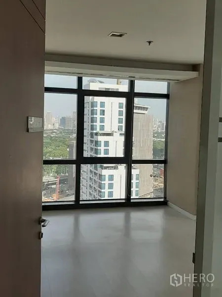 办公空间 出租在Bang Rak, Bangkok - 带大面积玻璃窗的转角独立房，视野开阔。