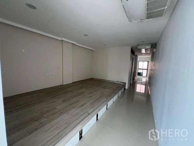 สำนักงานที่บ้าน ให้เช่าในSuan Luang, Bangkok - ห้องยาวมีแท่นพื้นไม้ยกระดับ พร้อมเครื่องปรับอากาศ เหมาะทำสตูดิโอ