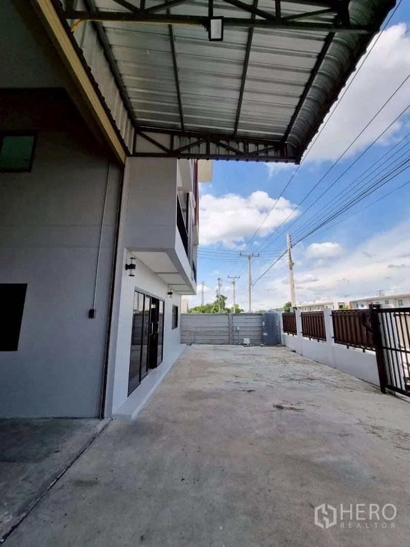 โกดัง for rent in Lam Luk Ka, Pathum Thani - พื้นที่โหลดสินค้ามีหลังคาพร้อมลานคอนกรีตกว้างข้างอาคาร