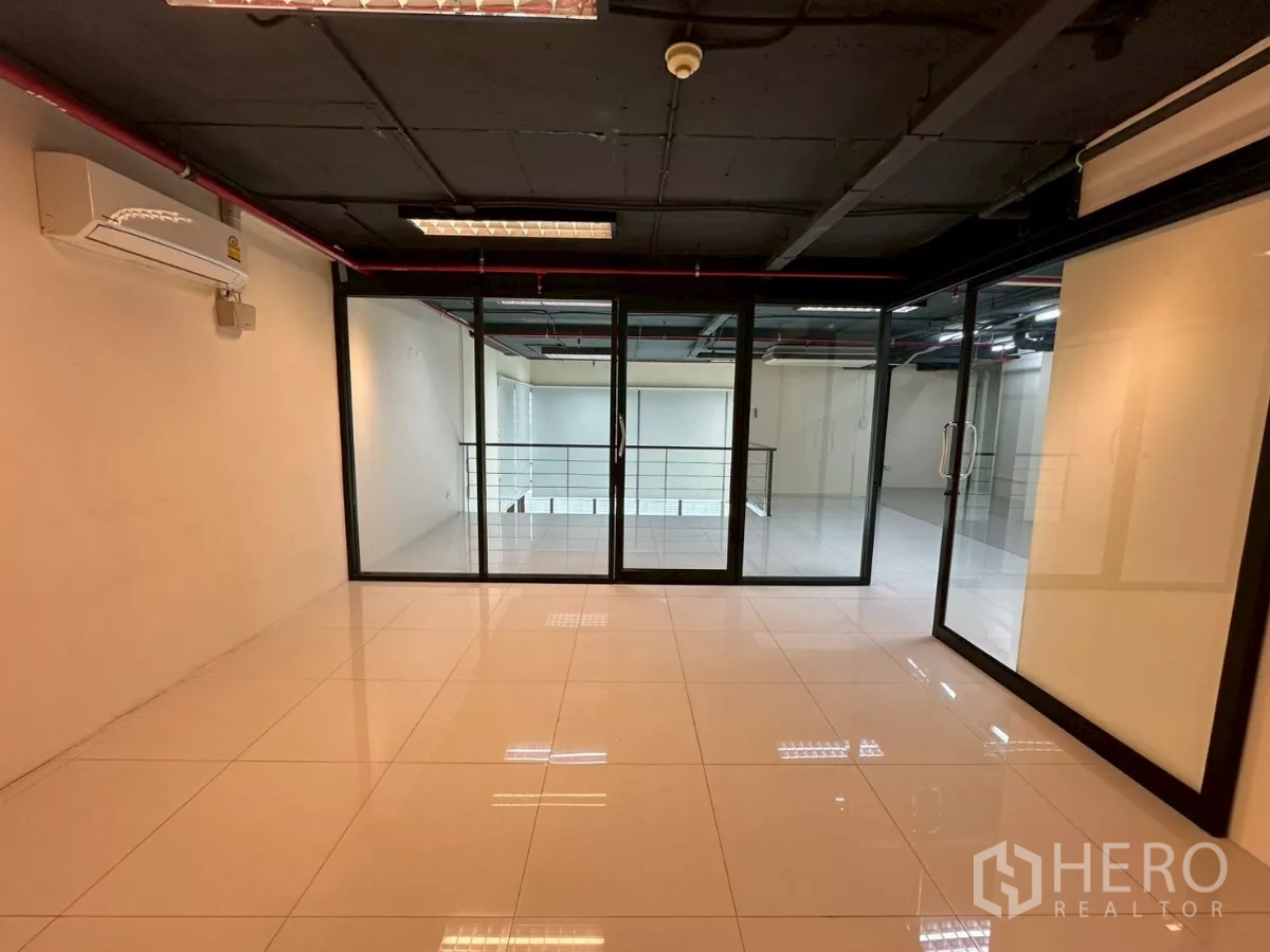 สำนักงาน ให้เช่าในKhlong Toei, Bangkok - มุมมองอีกด้านของห้องทำงานส่วนตัว ผนังกระจกและแอร์แขวนผนัง