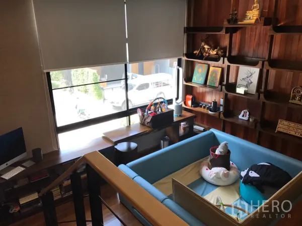 ทาวน์เฮาส์ ขายในSuan Luang, Bangkok - มุมทำงานชั้นลอย หน้าต่างบานใหญ่และชั้นวางของไม้