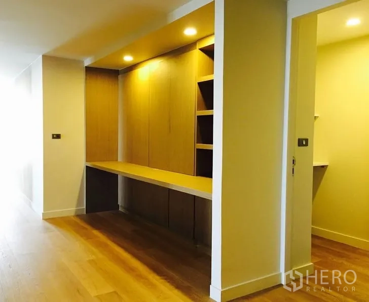 คอนโด ให้เช่าในWatthana, Bangkok - มุมทำงานตามทางเดินพร้อมโต๊ะบิวท์อินไม้ ตู้เก็บของ และไฟดาวน์ไลท์