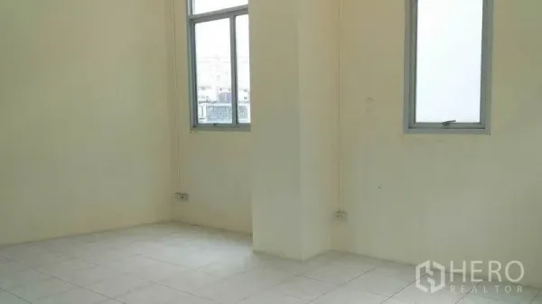 สำนักงาน ให้เช่าในPhra Khanong, Bangkok - มุมห้องทำงานโล่ง มีเสากลางห้องและหน้าต่างสองบานรับแสงธรรมชาติ