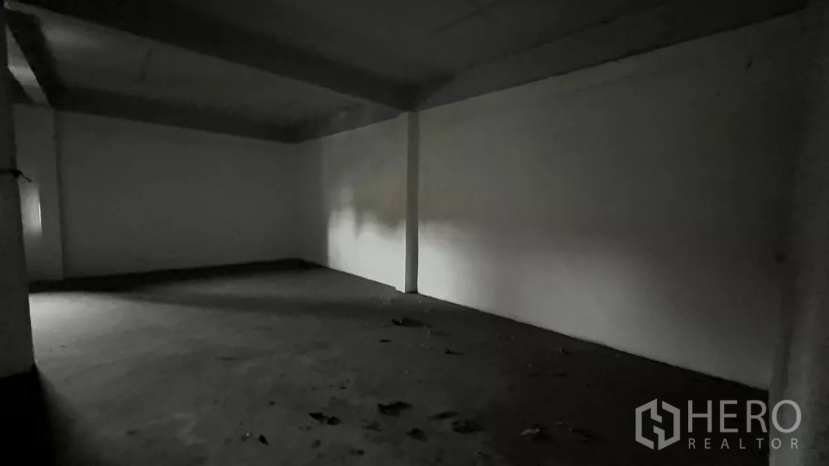 店屋 出租在Watthana, Bangkok - 地下层另一视角，开阔布局与白色墙面。