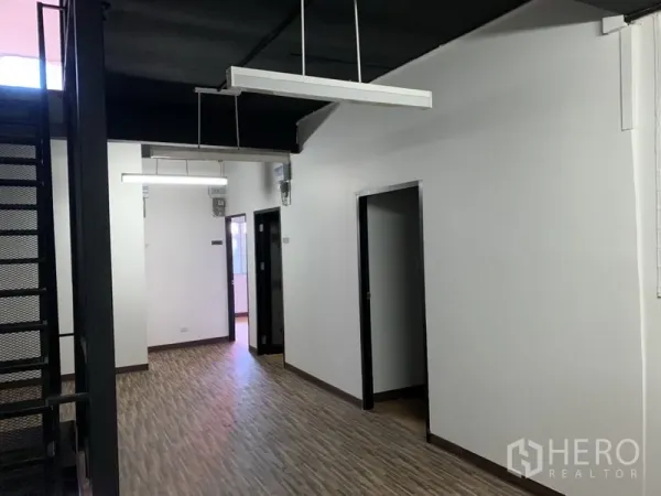 อาคารพาณิชย์ ให้เช่าในWatthana, Bangkok - โถงยาวเชื่อมหลายห้องพร้อมโคมไฟแขวนเส้นตรง