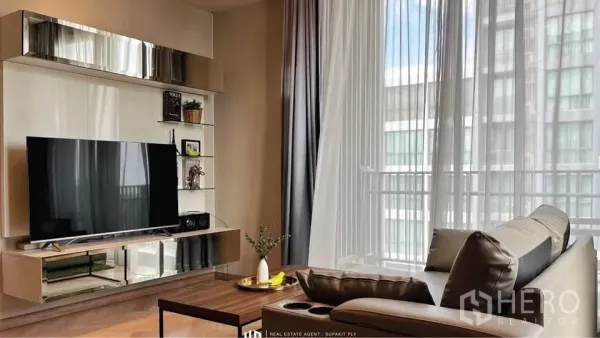 คอนโด ให้เช่าในWatthana, Bangkok - ผนังทีวีพร้อมชั้นลอย ตรงข้ามโซฟา ผ้าม่านโปร่งรับแสงธรรมชาติ