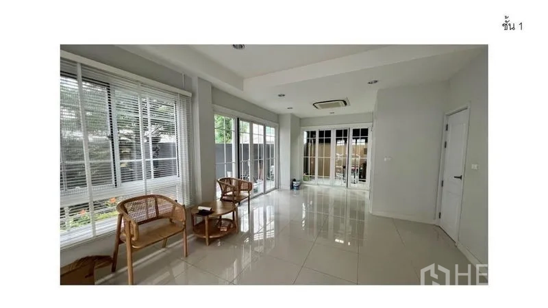 สำนักงานที่บ้าน ให้เช่า - โถงชั้นล่างพื้นกระเบื้องเงา ผนังกระจกสูง มองเห็นสวน