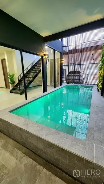 บ้าน ขายในKhlong Toei, Bangkok - สระกระเบื้องยกขอบติดที่จอดรถ มีฉากระแนงบังสายตาและบันได