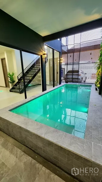 บ้าน ขายในKhlong Toei, Bangkok - สระกระเบื้องยกขอบติดที่จอดรถ มีฉากระแนงบังสายตาและบันได