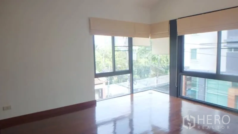 บ้าน ให้เช่าในWatthana, Bangkok - ห้องนอนมุมกว้างพื้นไม้เงางามพร้อมหน้าต่างกระจกบานใหญ่