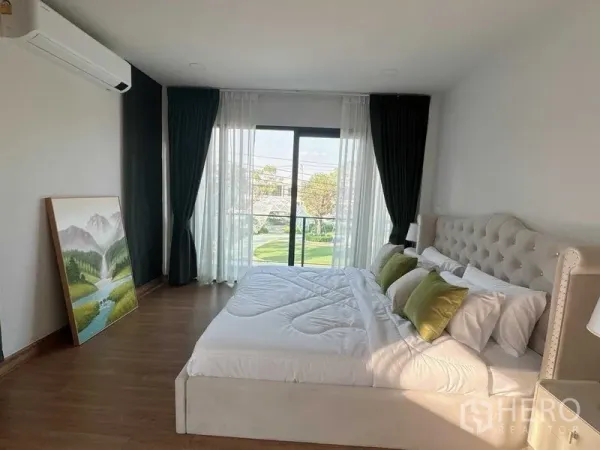 Detached House for rent or sale - Bright master bedroom with king bed and sliding glass doors opening to a balcony with green view.