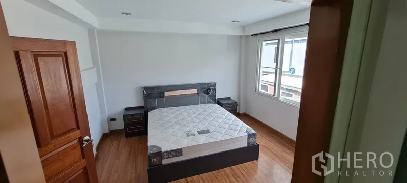 Home Office for rent - Bright bedroom with new bed and large window