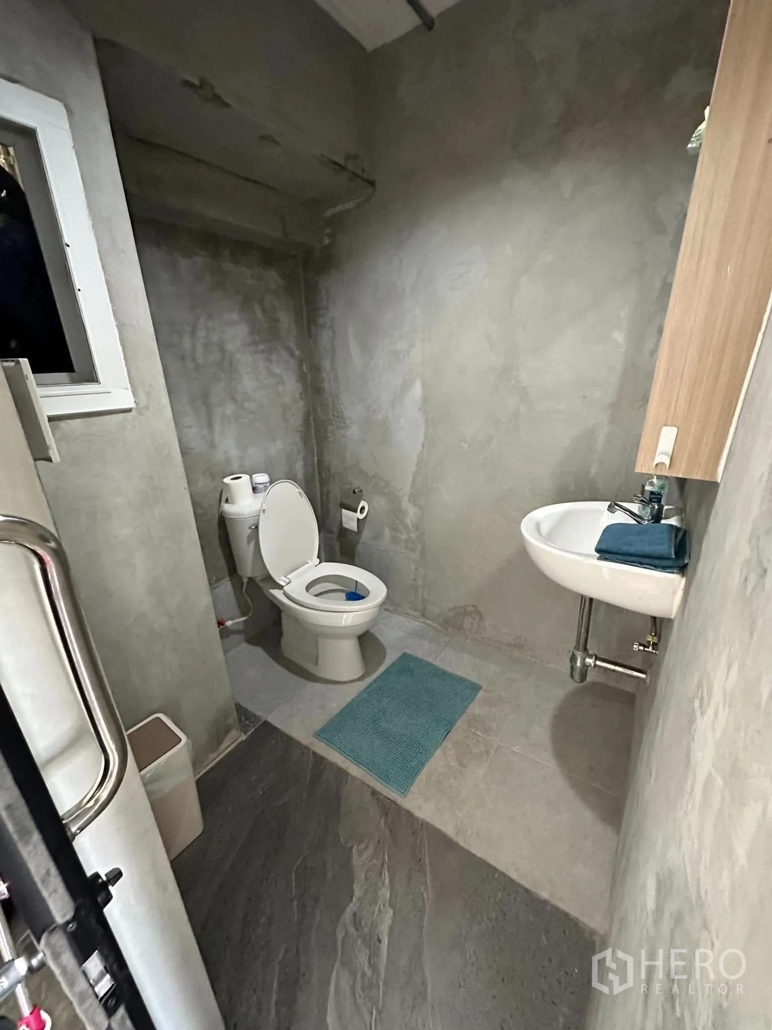 คอนโด ให้เช่าในWatthana, Bangkok - ห้องน้ำแขกสไตล์ปูนเปลือย มีโถสุขภัณฑ์และอ่างล้างมือขนาดเล็ก