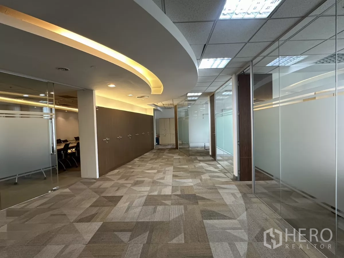 สำนักงาน ให้เช่าในWatthana, Bangkok - ทางเดินผนังกระจกและไฟฝังฝ้าพาไปยังห้องประชุม