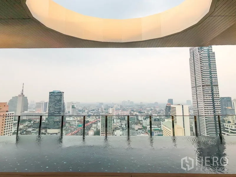 คอนโด ให้เช่าในBang Rak, Bangkok - ขอบสระสกายพูลพร้อมวิวเมืองแบบพาโนรามา ใต้ช่องแสงทรงกลม.