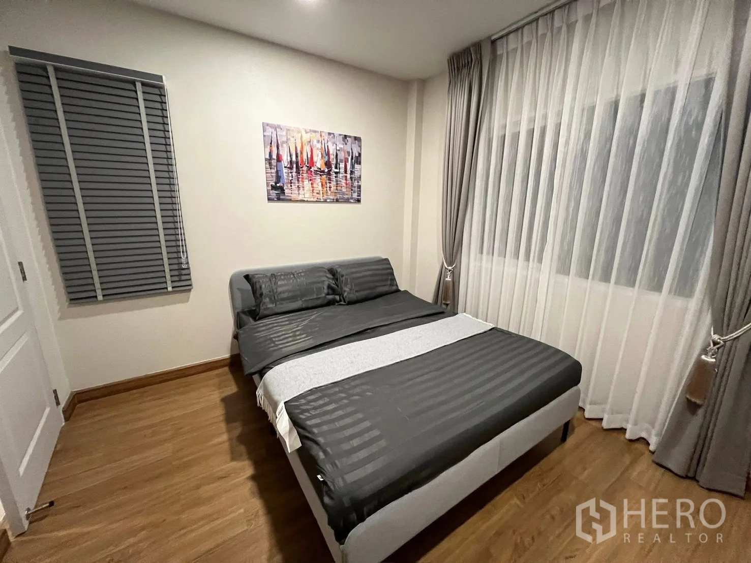 บ้านเดี่ยว for rent in Prawet, Bangkok - ห้องนอนแขกมีเตียง ภาพแต่งผนัง และม่านโปร่งข้างหน้าต่างพร้อมบังตา.
