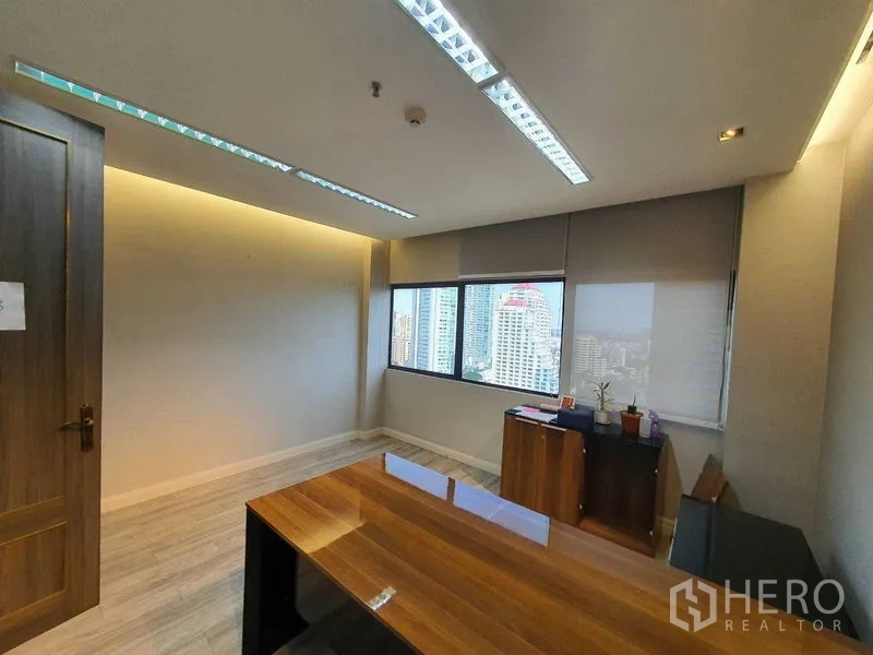 สำนักงาน ให้เช่าในWatthana, Bangkok - ห้องผู้บริหารพร้อมโต๊ะทำงานและมุมมองวิวเมือง