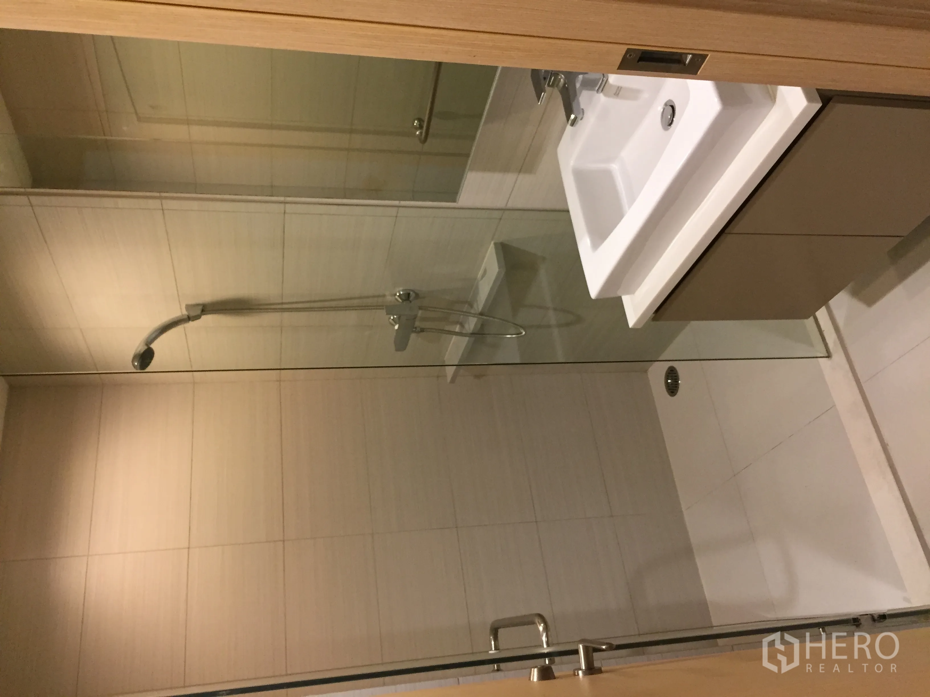 คอนโด ให้เช่าในKhlong Toei, Bangkok - ห้องน้ำร่วมสมัยพร้อมตู้กระจกกั้นอาบน้ำและอ่างล้างมือแบบแขวนผนังโทนอบอุ่น