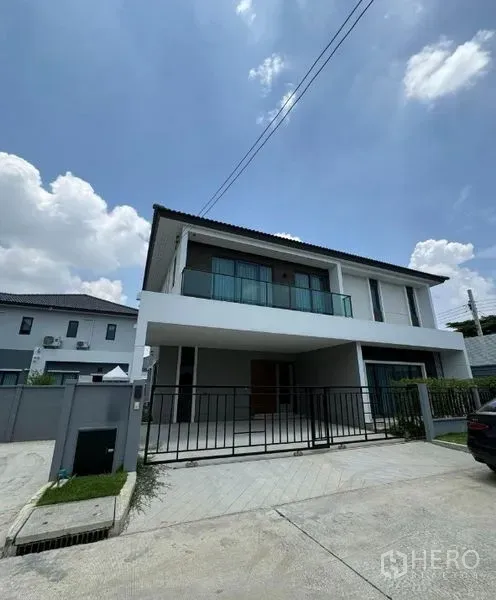 Detached House for rent in Don Mueang, Bangkok - Modern two-storey detached house with balcony and gated driveway in Don Mueang, Bangkok.