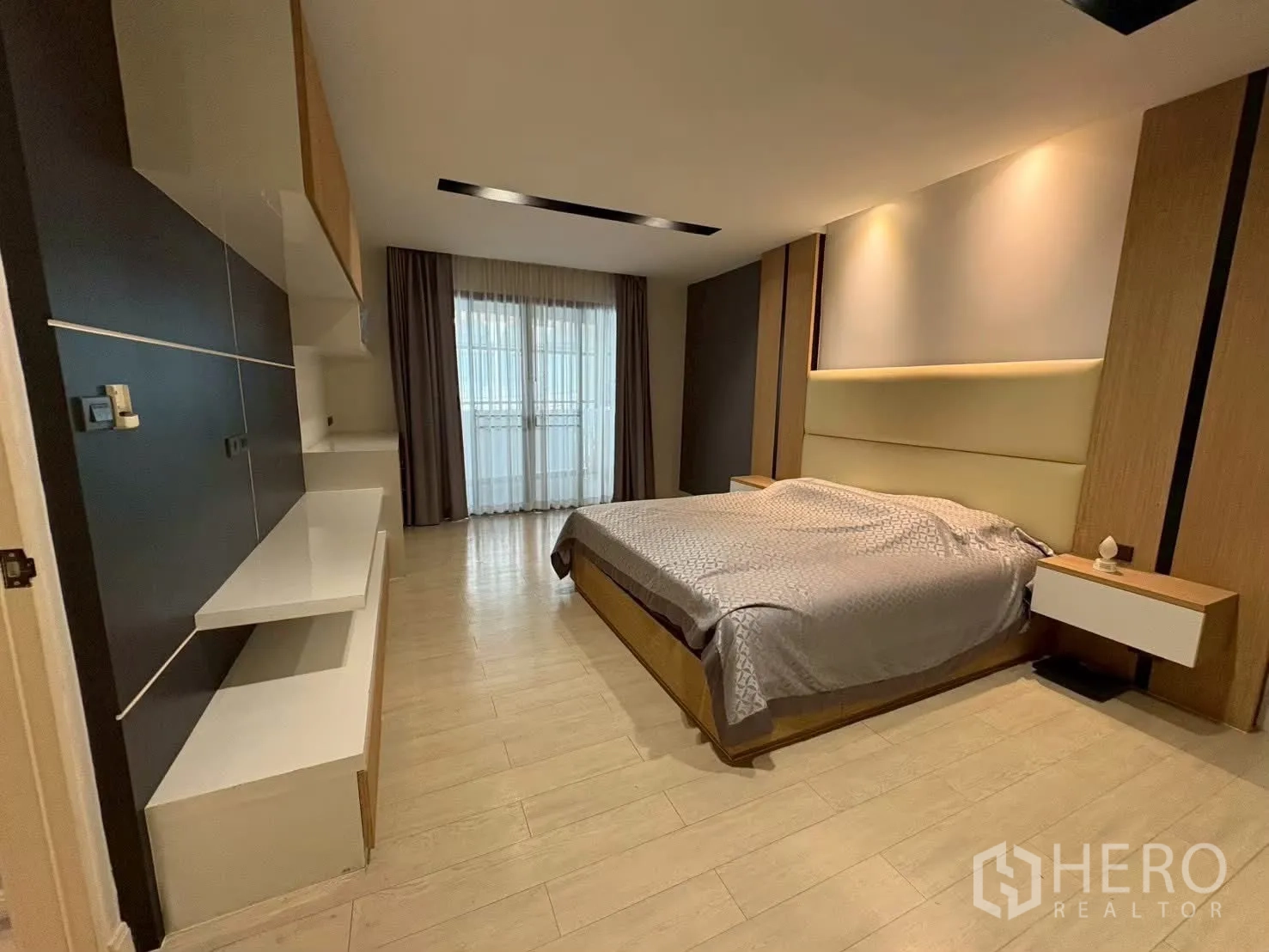 联排别墅 for rent in Pathum Wan, Bangkok - 宽敞卧室，内置隔板、软包床头与落地窗帘。