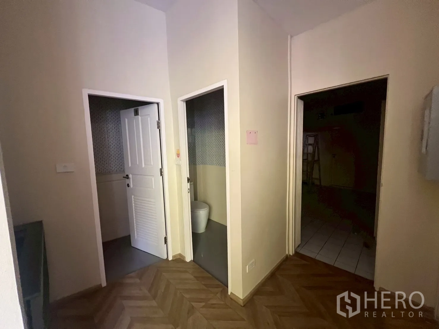 พื้นที่ขายปลีก ให้เช่าในWatthana, Bangkok - โถงทางเดินไปยังห้องน้ำ ผนังลวดลายและพื้นไม้