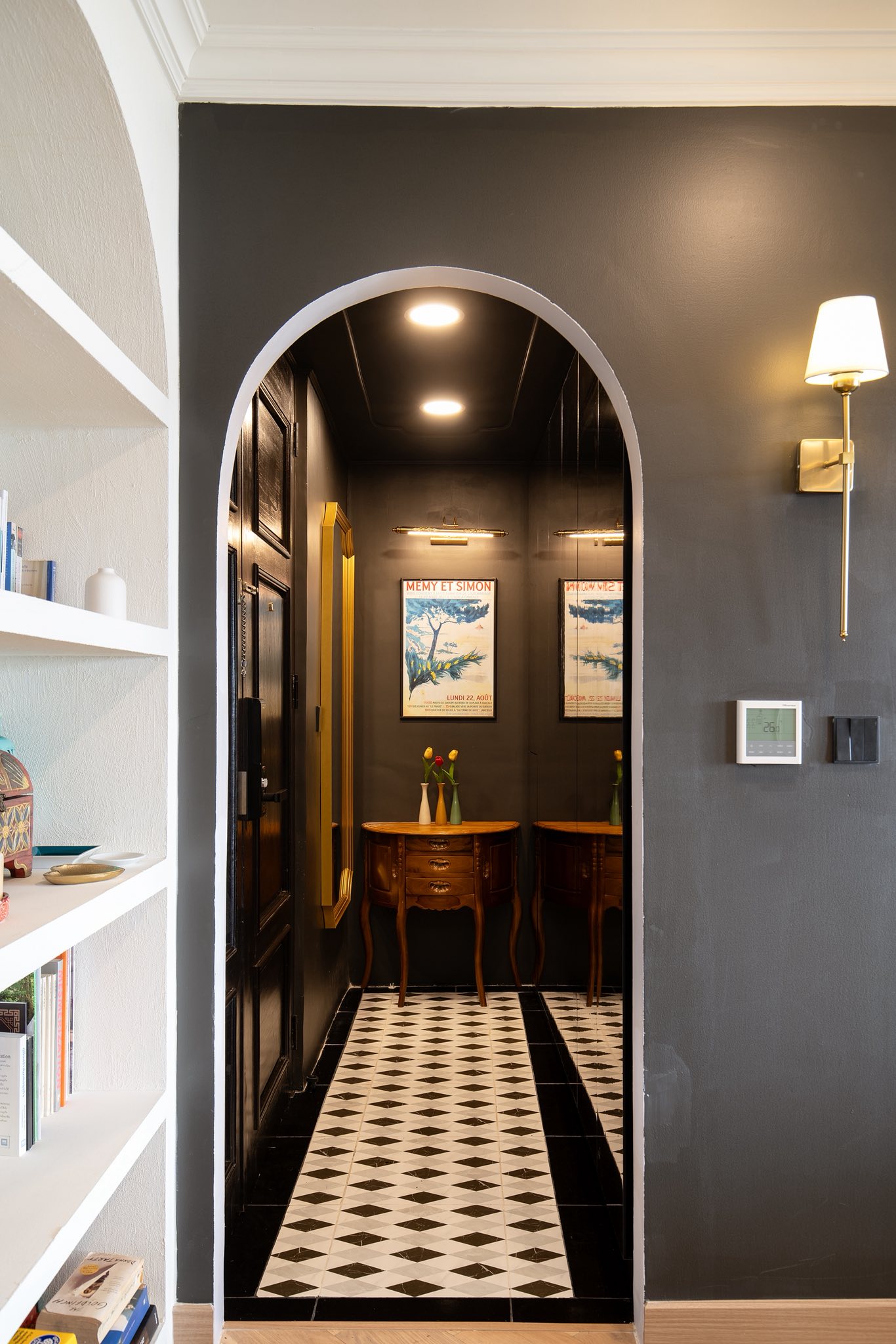 คอนโด ให้เช่าในWatthana, Bangkok - โถงทางเข้าโค้ง ผนังสีดำ พื้นลายขาวดำ