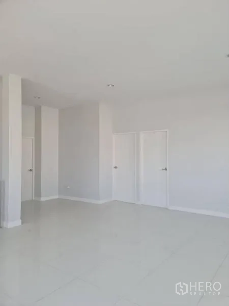 โรงงาน ให้เช่าหรือขายในLam Luk Ka, Pathum Thani - ห้องโล่งสีขาว พื้นกระเบื้อง พร้อมประตูภายในสองบาน