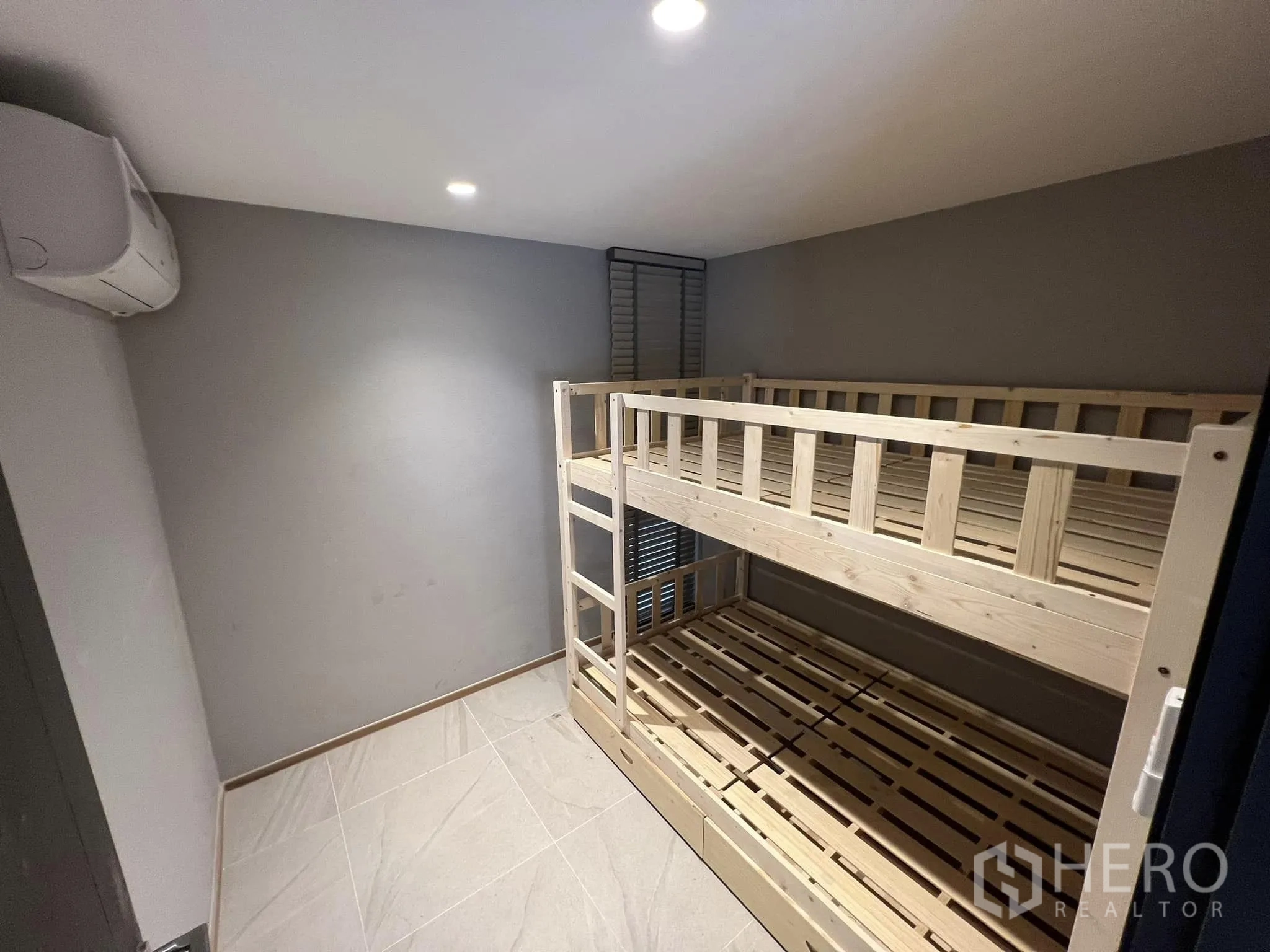 บ้าน ให้เช่าหรือขายในYan Nawa, Bangkok - ห้องแม่บ้านพร้อมเตียงสองชั้นไม้และเครื่องปรับอากาศ