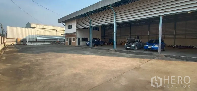 货栈 出租在Khlong Luang, Pathum Thani - 仓库前大面积硬化空地，便于装卸、停车与调度。