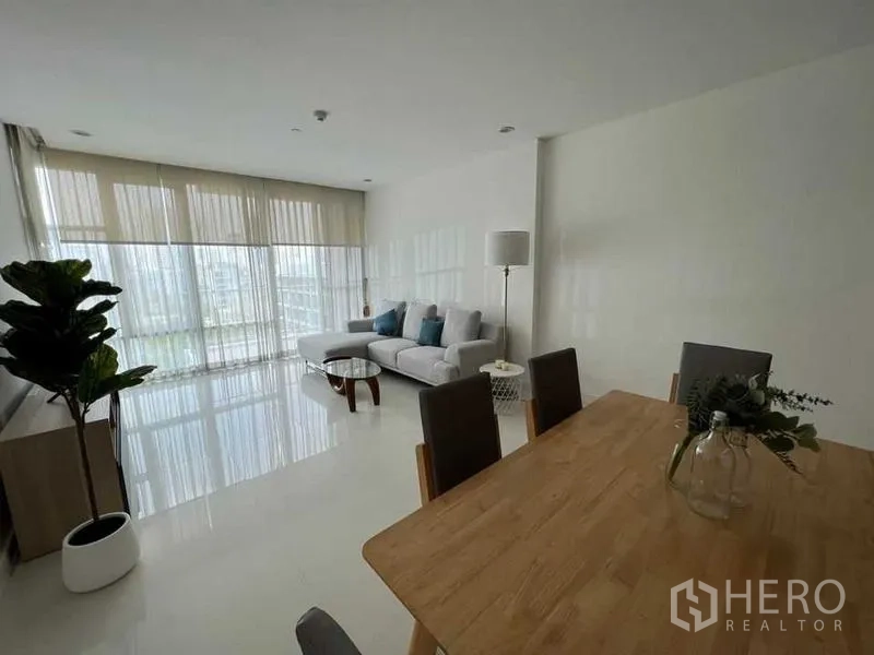 คอนโด ให้เช่าในWatthana, Bangkok - เลย์เอาต์โอเพนแพลนจากโซนทานอาหารสู่ห้องนั่งเล่นที่มีผนังกระจกเต็มบาน