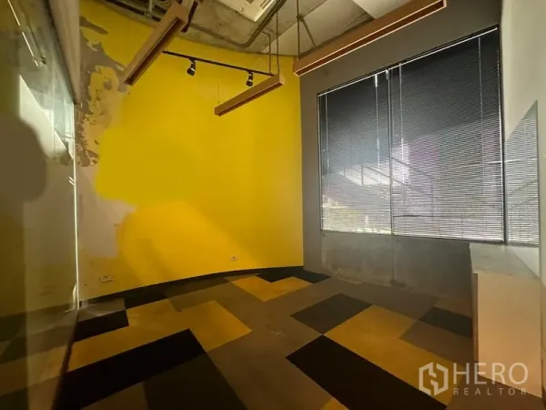 สำนักงาน ให้เช่า - ห้องทำงานส่วนตัว ผนังสีเหลือง หน้าต่างบานใหญ่พร้อมมู่ลี่ และไฟเส้น